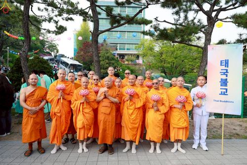 ภาพ No.229530:วันเสาร์ที่ 26 เมษายน พ.ศ. 2568 คณะพระภิกษุสามเณรในโครงการบรรพชาหมู่ 81 รูป  วัดภาวนาโซล ประเทศเกาหลีใต้ ได้ร่วมกับคณะสาธุชนคนไทยในเกาหลีใต้  ร่วมกันเดินขบวนอัญเชิญโคมดอกบัว  เพื่อบูชาแด่องค์สมเด็จพระสัมมาสัมพุทธเจ้า  ในงานเทศกาลวิสาขบูชานานาชาติ ประจำปี