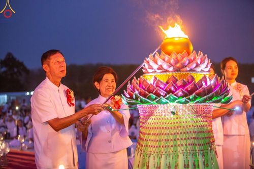 ภาพ No.129578:พิธีจุดประทีป 10,000 ดวง น้อมถวายเป็นพุทธบูชา ณ มหารัตนเจดีย์สิริปทุมสวรรค์ (เจดีย์อริยพุทธะ 5 พระองค์) ศูนย์ปฏิบัติธรรมภาคใต้ อ.บางกล่ำ จ.สงขลา  วันที่ 10 มีนาคม พ.ศ. 2567