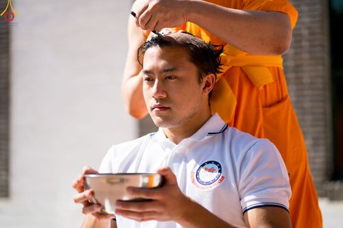 ภาพ No.83328:พิธีตัดปอยผมธรรมทายาทและฝากตัวเป็นศิษย์ ในโครงการอบรมพระธรรมทายาททวีปยุโรป รุ่นที่ 9 วันพุธที่ 12 มิถุนายน พ.ศ. 2566 ณ วัดพระธรรมกายเบเนลักซ์ ประเทศเบลเยี่ยม