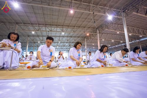 ภาพ No.202656:พิธีถวายภัตตาหารเป็นสังฆทาน แด่พระธรรมยาตรา ณ วัดพระธรรมกาย ตำบลคลองสาม อำเภอคลองหลวง จังหวัดปทุมธานี ในโครงการธรรมยาตรา กตัญญูบูชา มหาปูชนียาจารย์ พระมงคลเทพมุนี(สด จนฺทสโร) พระผู้ปราบมาร อนุสรณ์สถาน 7 แห่ง ปีที่ 13 วันที่ 28 มกราคม พ.ศ. 2568