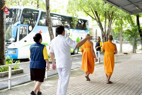 ภาพ No.230319:วันจันทร์ที่ 30 มิถุนายน พ.ศ. 2568 เจ้าอาวาสวัดพระธรรมกาย เยี่ยมอนุโมทนาให้กำลังใจ บุคลากรทางการแพทย์-เจ้าหน้าที่ผู้ปฏิบัติงาน โครงการรถตัดแว่นสายตาเคลื่อนที่สภากาชาดไทย เพื่อเด็กนักเรียนในชนบท พื้นที่จังหวัดปทุมธานี