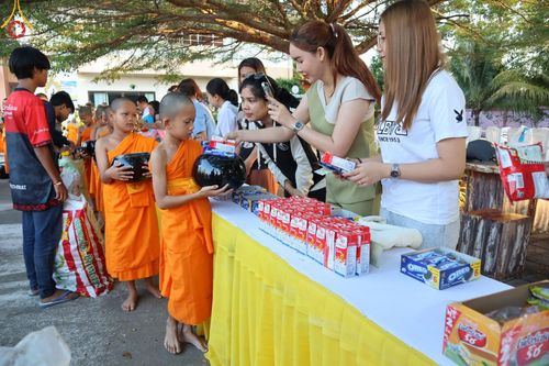 ภาพ No.61042:สามเณรออกบิณฑบาต และกิจกรรมอบรมสามเณร ในโครงการบรรพชาสามเณรฟื้นฟู พระพุทธศาสนาทั่วไทย ณ ศูนย์อบรมที่พักสงฆ์บ้านร่มเย็น จ.นราธิวาส วันที่ 2-15 เมษายน พ.ศ. 2567
