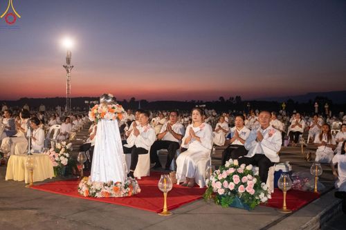 ภาพ No.175919:พิธีจุดประทีปโคมลาน, โคมลอยและลอยกระทง ถวายประทีปเป็นพุทธบูชา สร้างความสว่างไสวให้กับแผ่นดินด้วยแสงธรรม วันที่ 15 พฤศจิกายน พ.ศ. 2567 ณ พุทธอุทยานนานาชาติ อ.โพนพิสัย จ.หนองคาย