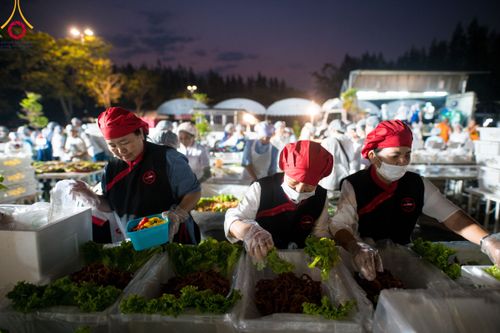 ภาพ No.110662:พิธีถวายภัตตาหารเป็นสังฆทาน แด่คณะพระธรรมยาตราฯ ในโครงการธรรมยาตรากตัญญูบูชา มหาปูชนียาจารย์ พระมงคลเทพมุนี(สด จนฺทสโร) พระผู้ปราบมาร อนุสรณ์สถาน 7 แห่ง ปีที่ 12 วันที่ 12 มกราคม พ.ศ. 2567 ณ อนุสรณ์สถานมหาวิหารพระมงคลเทพมุนี(โลตัสแลนด์) อ.สองพี่น้อง จ.สุ