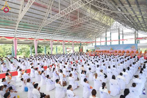 ภาพ No.175090:พิธีทอดกฐินสถาปนา แผ่นสิริฉะทะนะรัสมี(หลังคา) อาคาร 80 ปี หลวงพ่อธัมมชโย ณ ศูนย์ปฏิบัติธรรมวิหารแดง จ.สระบุรี วันเสาร์ที่ 9 พฤศจิกายน พ.ศ. 2567