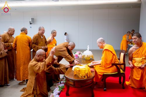 ภาพ No.222915:วันที่ 23 เมษายน พ.ศ. 2568 หลวงพ่อทัตตชีโวต้อนรับคณะสงฆ์จีน ณ อาคาร 100 ปี คุณยายมหารัตนอุบาสิกาจันทร์ ขนนกยูง วัดพระธรรมกาย