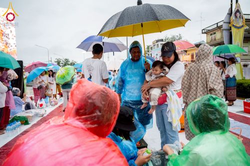 ภาพ No.226051:วันอาทิตย์ที่ 25 พฤษภาคม พ.ศ. 2568 พิธีตักบาตรพระ 1,000 รูปเมืองตรัง ครบรอบ 110 ปี เมืองทับเที่ยง ถวายเป็นพุทธบูชา ถวายเป็นพระราชกุศลแด่รัชกาลที่ 10 และอุทิศส่วนกุศลแด่อดีตเจ้าเมืองตรัง และบรรพบุรุษ ณ บริเวณหน้าศาลากลางจังหวัดตรัง ถนนพระราม 6