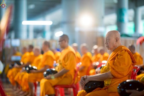 ภาพ No.246581:วันที่ 14 กันยายน พ.ศ. 2568 พิธีตักบาตรฉลองพระใหม่ ในโครงการอุปสมบทหมู่บูชาธรรม ครบรอบ108ปี วันครูผู้ค้นพบวิชชาธรรมกาย ณ วิหารคด วัดพระธรรมกาย