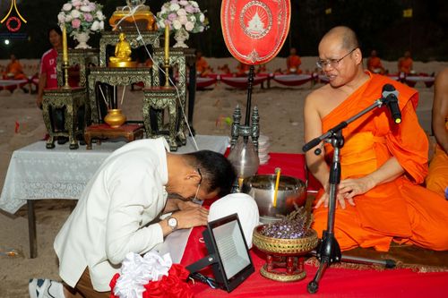 ภาพ No.138612:Photo Story  มหัศจรรย์วัดดงดินแดง Episode 6 พระภิกษุ-สามเณร ในโครงการบรรพชาอุปสมบทหมู่  กว่า 500 รูป และศีลจาริณีกว่า 300 คน ร่วมกันก่อพระเจดีย์ทราย 20,000 องค์ และจุดประทีป  บูชาธรรม 80 ปี หลวงพ่อธมฺมชโย กลางลำน้ำแม่ตื่น