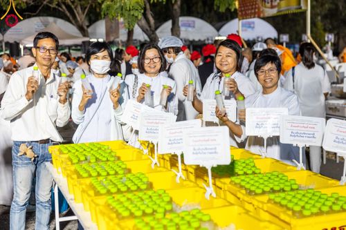 ภาพ No.108425:ถวายภัตตาหารเป็นสังฆทาน แด่คณะพระธรรมยาตราฯ ในโครงการธรรมยาตรากตัญญูบูชา มหาปูชนียาจารย์ พระมงคลเทพมุนี(สด จนฺทสโร) พระผู้ปราบมาร อนุสรณ์สถาน 7 แห่ง ปีที่ 12 วันที่ 7 มกราคม พ.ศ. 2567 ณ อนุสรณ์สถานโลตัสแลนด์ จ.สุพรรณบุรี