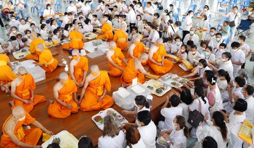 ภาพ No.82789:พิธีบุพเปตพลี ครั้งที่ 136 ร่วมอุทิศบุญแด่ญาติที่ล่วงลับไปแล้ว และสืบทอดอายุพระพุทธศาสนา วันเสาร์ที่ 17 มิถุนายน พ.ศ.2566 (วันพระแรม 14 ค่ำเดือน 7) ณ หอฉันคุณยายอาจารย์ฯ วัดพระธรรมกาย