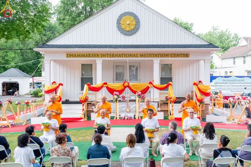 พิธีตัดปอยผมและปลงผมนาคธรรมทายาท ณ วัดพระธรรมกายนิวเจอร์ซี ประเทศสหรัฐอเมริกา วันที่ 29 มิถุนายน พ.ศ. 2567