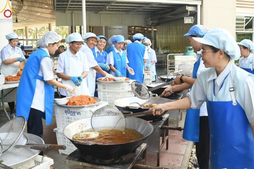 ภาพ No.162104:พิธีถวายภัตตาหารเมนูสวรรค์ เนื่องในวันออกพรรษา (ขึ้น 15 ค่ำ เดือน 11) วันพฤหัสบดีที่ 17 ตุลาคม พ.ศ. 2567 ณ หอฉันคุณยายอาจารย์ฯ วัดพระธรรมกาย