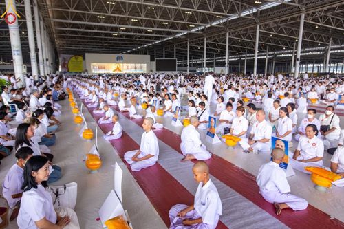 ภาพ No.133879:พิธีขอขมามอบผ้าไตร โครงการบรรพชาสามเณร ศูนย์อบรมวัดพระธรรมกาย ณ วัดพระธรรมกาย วันเสาร์ที่ 6 เมษายน พ.ศ. 2567