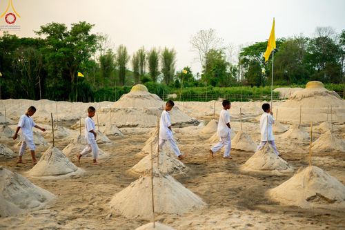 ภาพ No.63247:Photo Story  มหัศจรรย์วัดดงดินแดง Episode 1  พิธีปลงผมนาคธรรมทายาท  ในโครงการบรรพชาอุปสมบทหมู่ ฟื้นฟูพระพุทธศาสนาทั่วไทย วัดดงดินแดง ณ ลำน้ำแม่ตื่น อ.อมก๋อย จ.เชียงใหม่ วันที่ 2 เมษายน พ.ศ. 2567