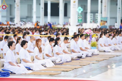 ภาพ No.99699:พิธีปฏิบัติธรรมและพิธีบูชาข้าวพระ ในวันอาทิตย์ต้นเดือนที่ 3 ธันวาคม พ.ศ. 2566 ณ สภาธรรมกายสากล วัดพระธรรมกาย จ.ปทุมธานี