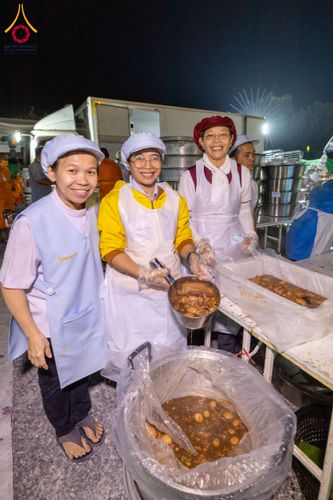ภาพ No.193567:สาธุชนถวายภัตตาหารเป็นสังฆทาน แด่พระธรรมยาตรา ณ อนุสรณ์สถานคลองบางนางแท่น อ.สามพราน จ.นครปฐม ในโครงการธรรมยาตรา กตัญญูบูชา มหาปูชนียาจารย์ พระมงคลเทพมุนี(สด จนฺทสโร) พระผู้ปราบมาร อนุสรณ์สถาน 7 แห่ง ปีที่ 13 วันที่ 11 มกราคม พ.ศ. 2568