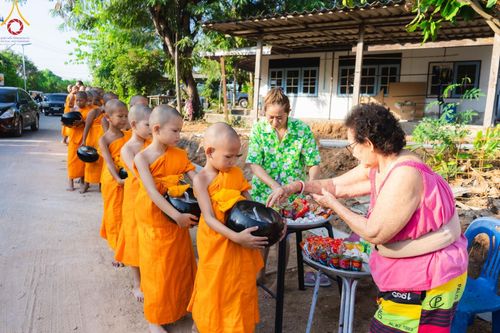 ภาพ No.57820:กิจกรรมบิณฑบาตของสามเณร โครงการบรรพชาสามเณร ฟื้นฟูพระพุทธศาสนาทั่วไทย ธุดงคสถานชลบุรี ณ ชุมชนบ้านห้วยเหียน ตำบลบ่อวิน  อำเภอศรีราชา จังหวัดชลบุรี วันที่ 27 เมษายน พ.ศ. 2567