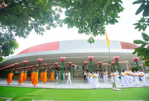 ภาพ No.227334:วันเสาร์ที่ 31 พฤษภาคม พ.ศ. 2568 พิธีเวียนประทักษิณรอบพระอุโบสถ ในพิธีอุปสมบท สามเณรเตรียม DCI รุ่นที่ 22 ณ อุโบสถพระไตรปิฎก วัดพระธรรมกาย