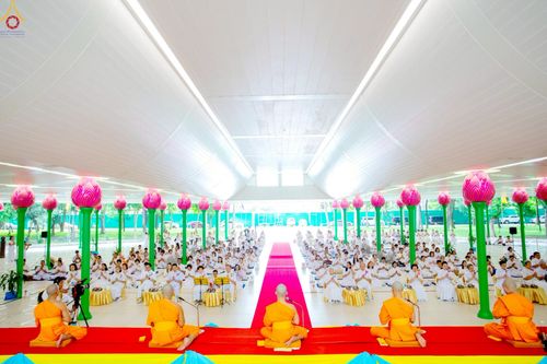 ภาพ No.227672:วันเสาร์ที่ 31 พฤษภาคม พ.ศ.2568 พิธีถวายผ้าไตรแด่สามเณรผู้เข้ารับการอุปสมบท , พิธีอุปสมบทสามเณรเตรียม DCI วัดพระธรรมกาย จ.ปทุมธานี