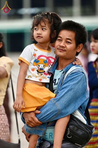 ภาพ No.143648:พิธีถวายผ้าไตร, สวดธรรมจักร, ปฏิบัติธรรม และฟังแสดงพระธรรมเทศนา ภาษาเมียนมา โดยมีสาธุชนชาวเมียนมากว่า 4,000 คน เข้าร่วมพิธี ณ มหารัตนวิหารคด วัดพระธรรมกาย วันอาทิตย์ที่ 7 กรกฎาคม พ.ศ. 2567