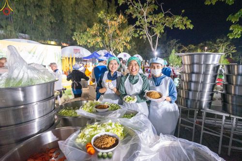 ภาพ No.190434:สาธุชนถวายภัตตาหารเป็นสังฆทาน แด่พระธรรมยาตรา ณ อนุสรณ์สถานมหาวิหารพระมงคลเทพมุนี (โลตัสแลนด์) อ.สองพี่น้อง จ.สุพรรณบุรี ในโครงการธรรมยาตรา กตัญญูบูชา มหาปูชนียาจารย์ พระมงคลเทพมุนี(สด จนฺทสโร) พระผู้ปราบมาร แห่ง ปีที่ 13 วันที่ 7 มกราคม พ.ศ.2568