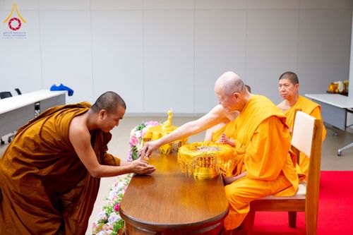 ภาพ No.222591:วันที่ 23 เมษายน พ.ศ. 2568 หลวงพ่อทัตตชีโวต้อนรับคณะสงฆ์บังกลาเทศ ณ อาคาร 100 ปี คุณยายมหารัตนอุบาสิกาจันทร์ ขนนกยูง วัดพระธรรมกาย