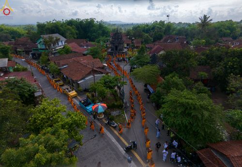 ภาพ No.105154:สามเณรธรรมทายาทชาวอินโดนีเซียกว่า 1,000 รูป เดินธรรมยาตรา บูชาพระสัมมาสัมพุทธเจ้า ณ มหาเจดีย์บุโรพุทโธ ประเทศอินโดนีเซีย ในวันที่ 27 ธันวาคม พ.ศ. 2566