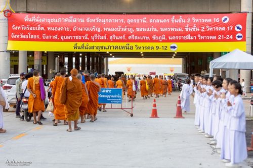 ภาพ No.219247:บรรยากาศการเดินทางเข้าวัดพระธรรมกาย , การต้อนรับปฏิสันถาร , การฉันภัตตาหารเช้า , การลงทะเบียนพระสังฆาธิการ  เนื่องในวันคุ้มครองโลก พิธีถวายมหาสังฆทานคณะสงฆ์ 40,000 กว่าวัดทั่วประเทศ ณ วัดพระธรรมกาย