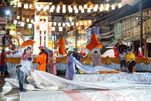 ภาพ No.245796:วันที่ 13-14 กันยายน พ.ศ. 2568 เจ้าหน้าที่ทุกสถานะ ทุกส่วนงาน ร่วมแรงร่วมใจ ปฏิบัติหน้าที่ เตรียมงาน เก็บงาน ตักบาตรพระ 555 รูป อ.เบตง จยะลา