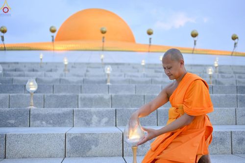 ภาพ No.223934:วันวิสาขบูชา วันอาทิตย์ที่ 11 พฤษภาคม พ.ศ. 2568 พิธีจุดวิสาขประทีป ,  พิธีเวียนประทักษิณรอบพระมหาธรรมกายเจดีย์ , พิธีฉลองชัยสวดมนต์บทธัมมจักกัปปวัตตนสูตร ครบ 7,357,000,000 จบ ณ มหารัตนวิหารคด วัดพระธรรมกาย