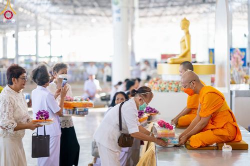 ภาพ No.92084:พิธีตักบาตร ในวันทอดกฐินสามัคคี ประจำปีพุทธศักราช 2566 วันอาทิตย์ต้นเดือนที่ 5 พฤศจิกายน พ.ศ. 2566 ณ สภาธรรมกายสากล วัดพระธรรมกาย จ.ปทุมธานี