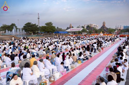 ภาพ No.276888:วันเสาร์ที่ 6 ธันวาคม พ.ศ. 2568 พิธีตักบาตรพระ 1,000 รูป อุทิศถวายพระราชกุศลสมเด็จพระนางเจ้าสิริกิติ์ พระบรมราชินีนาถ พระบรมราชชนนี พันปีหลวง และ ทำบุญเมืองลำปาง ครบรอบ 1,345 ปี ณ ลานพระบรมราชานุสาวรีย์สมเด็จพระนเรศวรมหาราชนครลำปาง อ.เกาะคา จ.ลำปาง