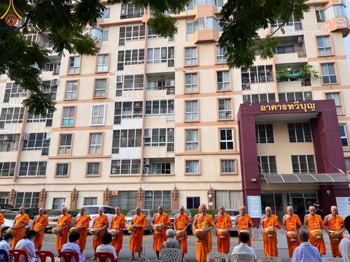 ภาพ No.136017:พระธรรมทายาท โครงการบวชพระนานาชาติ AEC & WAB ผู้บริหารรุ่นที่ 2 บิณฑบาต ณ หอฉันคุณยายอาจารย์ฯ เมืองแก้วมณี หมู่บ้านแก้วพุทธรักษา วันที่ 28 เมษายน พ.ศ. 2567