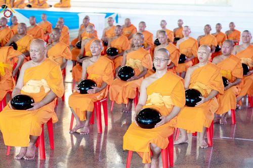 ภาพ No.143366:พิธีตักบาตร ข้าวสารอาหารแห้ง ณ บ้านแก้วเรือนทองคุณยายฯ และ พิธีบูชาข้าวพระ  ณ สภาธรรมกายสากล วัดพระธรรมกาย วันอาทิตย์ที่ 7 กรกฎาคม พ.ศ. 2567