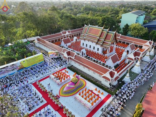 ภาพ No.197119:พิธีจุดประทีปถวายเป็นพุทธบูชา และบูชาธรรมมหาปูชนียาจารย์ ณ วัดโบสถ์(บน) ตำบลบางคูเวียง อำเภอบางกรวย จังหวัดนนทบุรี ในโครงการธรรมยาตรา กตัญญูบูชา มหาปูชนียาจารย์ พระมงคลเทพมุนี(สด จนฺทสโร) พระผู้ปราบมาร อนุสรณ์สถาน 7 แห่ง ปีที่ 13 วันที่ 18 มกราคม พ.ศ. 25