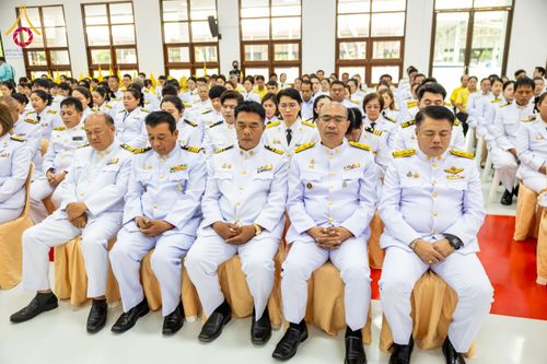 ภาพ No.179569:พิธีเจริญพระพุทธมนต์ พิธีทำบุญตักบาตรถวายพระราชกุศล และพิธีวางพานพุ่มดอกไม้ถวายราชสักการะ  แด่พระบาทสมเด็จพระบรมชนกาธิเบศร มหาภูมิพลอดุลยเดชมหาราช บรมนาถบพิตร เนื่องในวันคล้ายวันพระบรมราชสมภพ วันชาติ และวันพ่อแห่งชาติ วันพฤหัสบดีที่ 5 ธันวาคม พ.ศ. 2567 ณ
