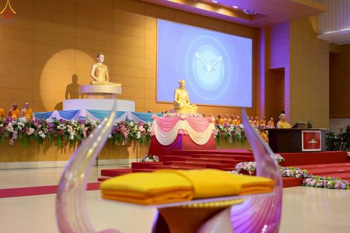 ภาพ No.251226:วันที่ 10 ตุลาคม พ.ศ. 2568 พิธีปฏิบัติธรรม ในวันคล้ายวันเกิด 141 ปี พระมงคลเทพมุนี (สด จนฺทสโร) พระผู้ปราบมาร ณ สภาธรรมกายสากล วัดพระธรรมกาย