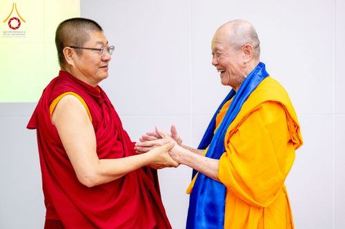 ภาพ No.222490:วันที่ 21 เมษายน พ.ศ. 2568 หลวงพ่อทัตตชีโวต้อนรับคณะสงฆ์จีน ณ อาคาร 100 ปี คุณยายมหารัตนอุบาสิกาจันทร์ ขนนกยูง วัดพระธรรมกาย