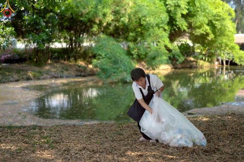 ภาพ No.220437:วันที่ 23-25 เมษายน พ.ศ. 2568 เจ้าหน้าที่และสาธุชนช่วยกัน รับบุญเก็บงานวันคุ้มครองโลก ณ วัดพระธรรมกาย