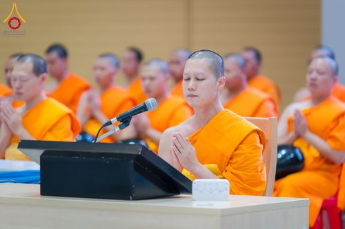 ภาพ No.60748:พิธีตักบาตรพระภิกษุสามเณร ธรรมทายาทระดับอุดมศึกษา วันเสาร์ที่ 20 เมษายน พ.ศ. 2567 ณ ห้องปฎิบัติธรรม ชั้นลอย มหารัตนวิหารคด 13 วัดพระธรรมกาย จ.ปทุมธานี