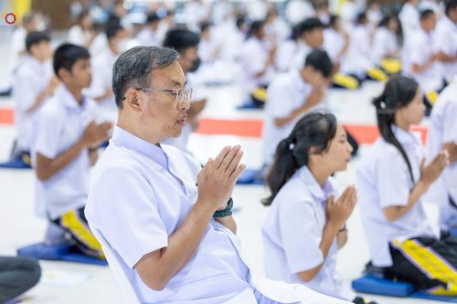 ภาพ No.249045:วันที่ 26-28 กันยายน พ.ศ. 2568 โครงการอบรม อุบาสกแก้ว อุบาสิกาแก้ว รุ่นที่ 3  ณ ศูนย์ปฏิบัติธรรมสมุทรปราการ ได้รับความเมตตาจากคณะสงฆ์ในพื้นที่  รวมถึงผู้บริหารสถานศึกษา ที่นำนักเรียนระดับมัธยมปลาย  มารับฟังข้อมูลเพื่อที่จะเป็นกำลังสำคัญ ในการเข้าร่วมขบวน