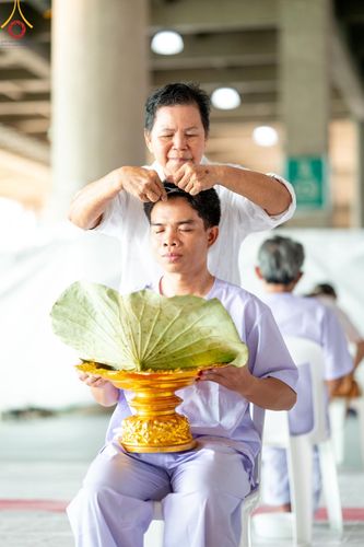 ภาพ No.159673:พิธีตัดปอยผมปลงผมนาคธรรมทายาท, พิธีบรรพชาอุปสมบทหมู่ โครงการอุปสมบทหมู่บูชาธรรม 140 ปี พระมงคลเทพมุนี (สด จนฺทสโร) ณ โบสถ์พระไตรปิฏก วัดพระธรรมกาย วันเสาร์ที่ 5 ตุลาคม พ.ศ. 2567