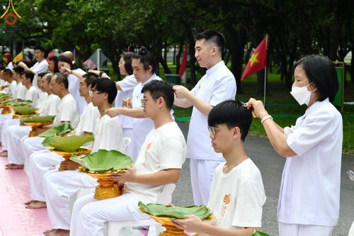ภาพ No.143852:พิธีตัดปอยผม โครงการอุปสมบทหมู่ พระธรรมทายาทนานาชาติ (ภาษาจีน) รุ่นที่ 19 วันอาทิตย์ที่ 7 กรกฎาคม พ.ศ. 2567 ณ สนามหญ้า หน้าบ้านแก้วอาสาสมัคร วัดพระธรรมกาย