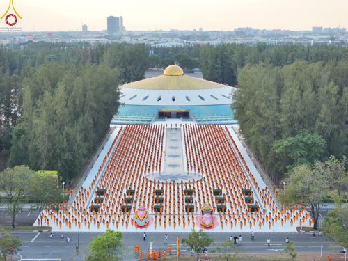 ภาพ No.186897:พระธรรมยาตราปฏิบัติธรรม และถ่ายภาพหมู่ประวัติศาสตร์ ปีที่ 13 ณ ลานทิศตะวันออก มหาวิหารพระมงคลเทพมุนี วัดพระธรรมกาย จ.ปทุมธานี วันเสาร์ที่ 28 ธันวาคม พ.ศ. 2567