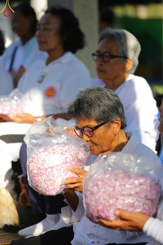 ภาพ No.188732:พิธีต้อนรับพระธรรมยาตรา ในโครงการธรรมยาตรา กตัญญูบูชา มหาปูชนียาจารย์ พระมงคลเทพมุนี(สด จนฺทสโร) พระผู้ปราบมาร อนุสรณ์สถาน 7 แห่ง ปีที่ 13 วันที่ 3 มกราคม พ.ศ. 2568 ณ อนุสรณ์สถานมหาวิหารพระมงคลเทพมุนี (โลตัสแลนด์) อ.สองพี่น้อง จ.สุพรรณบุรี