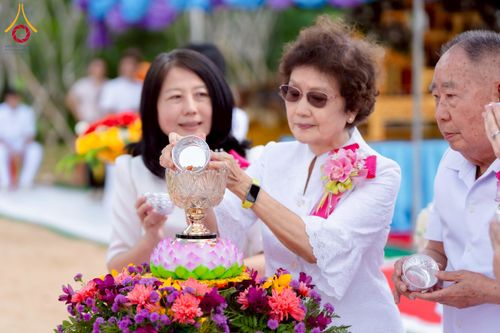 ภาพ No.255443:วันที่ 13 ตุลาคม พ.ศ. 2568 พิธีบรรจุพระบรมสารีริกธาตุ ผูกผ้า 7 สี เพื่อความเป็นสิริมงคล  และ ยกช่อฟ้า ประดิษฐานบนหลังคาอุโบสถวัดทุ่งเจริญธรรม ถวายบูชาธรรม 81 ปี หลวงพ่อธัมมชโย โดยคณะศิษยานุศิษย์ ณ วัดทุ่งเจริญธรรม อ.อมก๋อย จ.เชียงใหม่