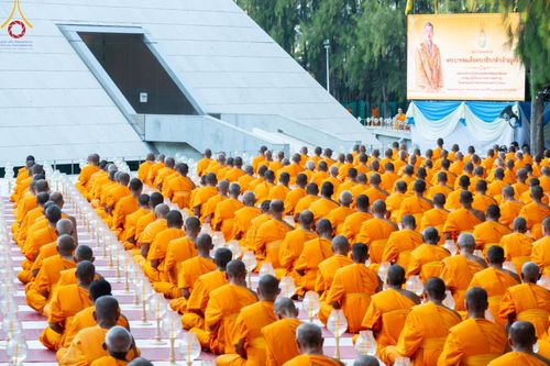 ภาพ No.190080:พิธีจุดประทีปถวายเป็นพุทธบูชา และบูชาธรรมมหาปูชนียาจารย์ ณ อนุสรณ์สถานมหาวิหารพระมงคลเทพมุนี (โลตัสแลนด์) อ.สองพี่น้อง จ.สุพรรณบุรี ในโครงการธรรมยาตรา กตัญญูบูชา มหาปูชนียาจารย์ พระมงคลเทพมุนี(สด จนฺทสโร) พระผู้ปราบมาร อนุสรณ์สถาน 7 แห่ง ปีที่ 13