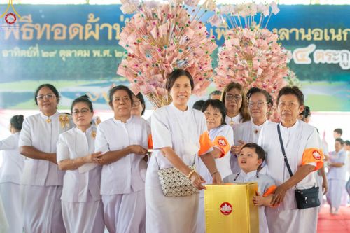 ภาพ No.91571:พิธีทอดผ้าป่า สร้างลานเอนกประสงค์พญานาค 4 ตระกูล จุดประทีปโคมลาน ถวายเป็นพุทธบูชา  สร้างความสว่างไสวให้กับแผ่นดินด้วยแสงธรรม วันอาทิตย์ที่ 29 ตุลาคม พ.ศ. 2566 ณ พุทธอุทยานนานาชาติ จังหวัดหนองคาย