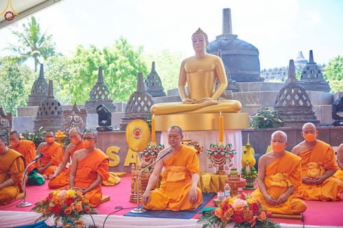 ภาพ No.67975:พิธีบรรพชาสามเณรธรรมทายาท ณ บรมพุทโธ ประเทศอินโดนีเซีย วันที่ 17 ธันวาคม พ.ศ. 2565